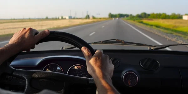 El coche se desvía hacia un lado al frenar