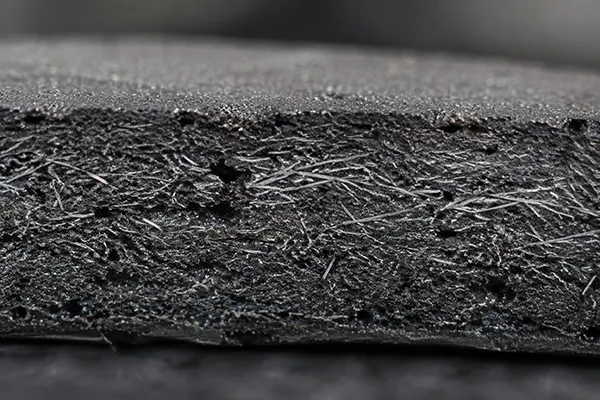Material de pastilla de freno cerámico que muestra composición de fibra fina para bajo rendimiento de polvo