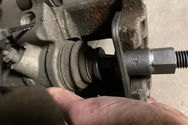 prueba de movimiento mecánico para el pistón de la pinza de freno